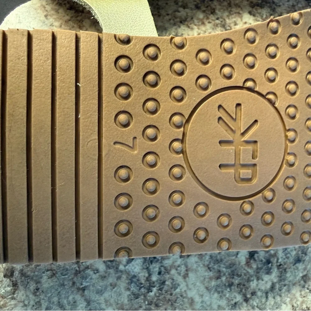 Freshly Picked Toddler Girl’s Platinum Gold Malibu Sandal size 7 in EUC